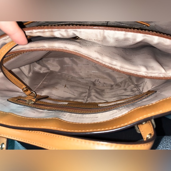 Micheal Kors jet set logo tote bag - Picture 4 of 5